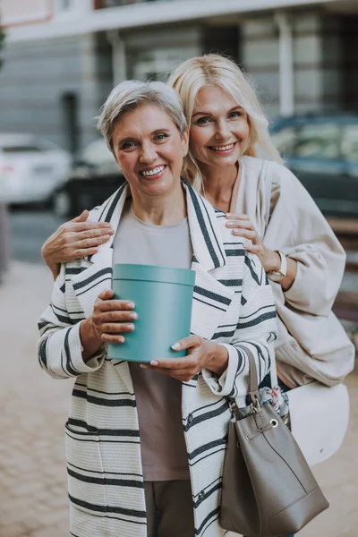 Alegre bien parecido Caucásico amigas de pie al aire libre — Foto de Stock