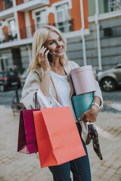 Szczęśliwy modny pani dzwoni na telefon — Zdjęcie stockowe