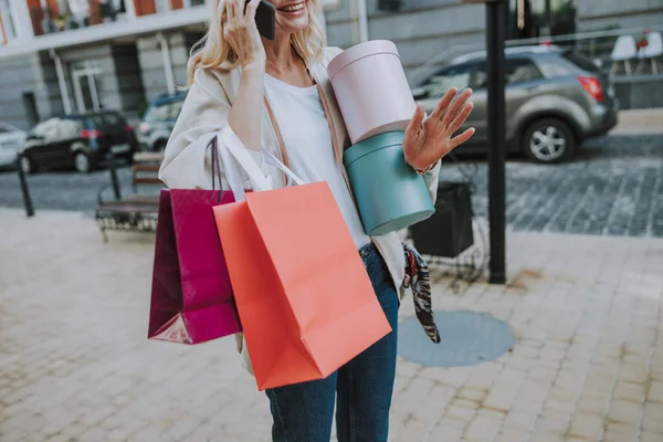 Nöjd vit kvinna talar på smartphone — Stockfoto