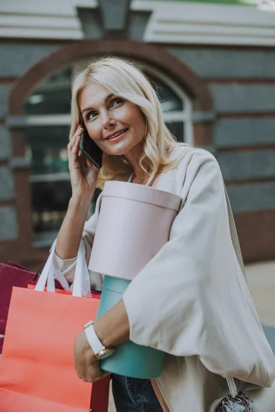 Feliz hermosa dama con compras hablando al aire libre —  Fotos de Stock