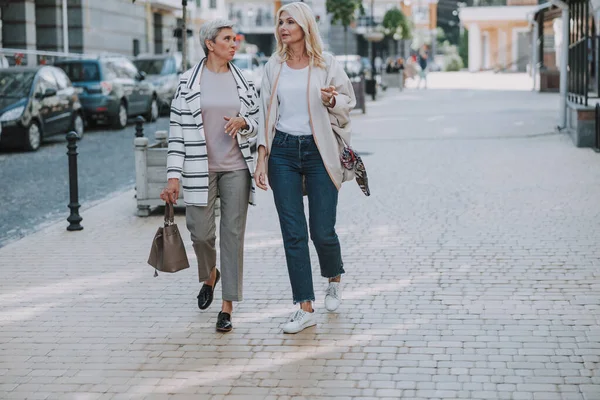 Dos mujeres caminando por la calle de la ciudad — Foto de Stock