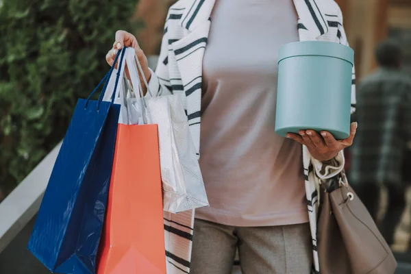 Señora de moda de pie con sus bolsas de la compra —  Fotos de Stock