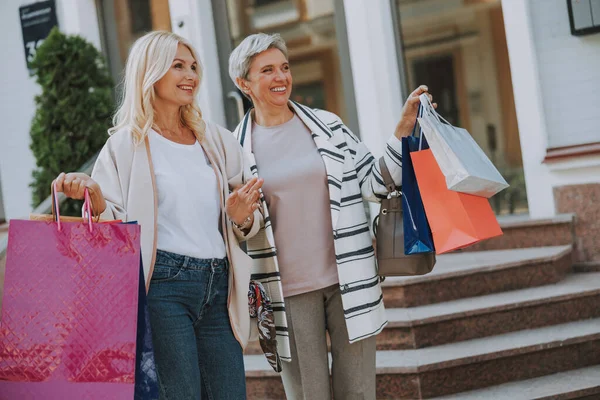 Mulheres bonitas alegres com seus sacos de compras — Fotografia de Stock