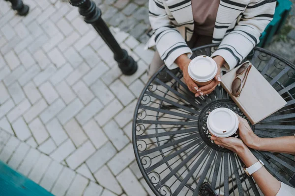 Woman hands with paper cups of coffee — Stock Photo, Image