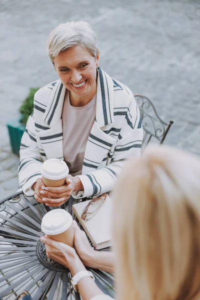 Hermosa anciana sonriendo a su amiga — Foto de Stock