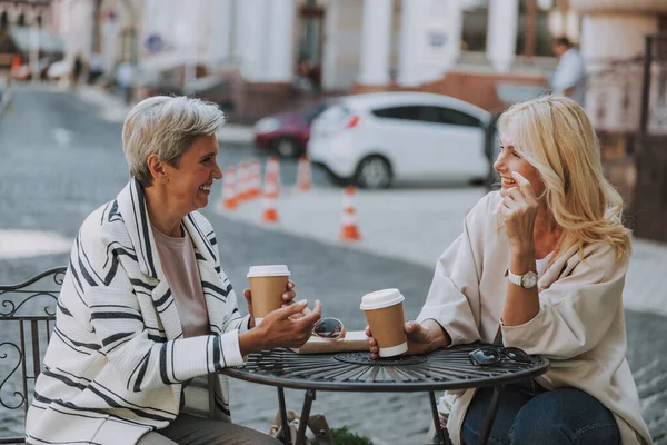 Dos mujeres sentadas en un café de la calle — Foto de Stock