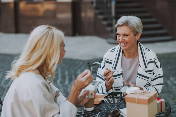 Dos damas comiendo helado en un café — Foto de Stock