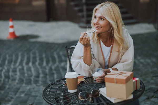 Sonriente dama de moda con postre sentado al aire libre —  Fotos de Stock