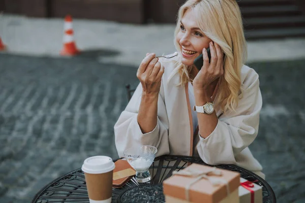 Mujer hablando en el teléfono inteligente en un café — Foto de Stock