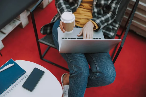 Señora de los negocios con un ordenador portátil y café — Foto de Stock