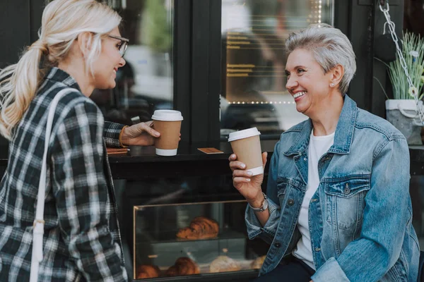 Dos compañeras sentadas en un café — Foto de Stock