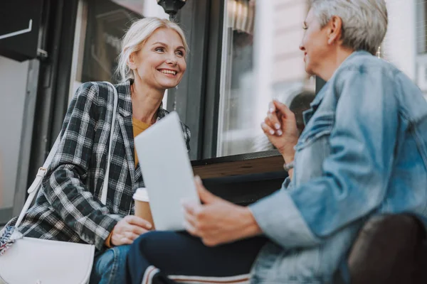 Mujeres con un portátil hablando en un café — Foto de Stock