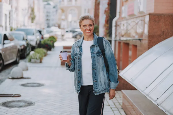 Boldog nő alkalmi öltözékben kint áll — Stock Fotó