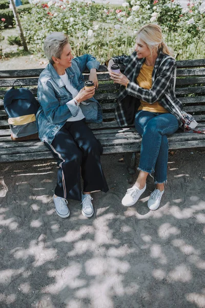 Mujeres hablando entre ellas en un parque — Foto de Stock