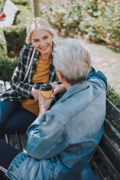 Dame im Gespräch mit einem Freund in einem Park — Stockfoto