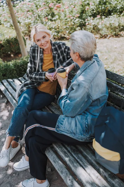 Frau verbringt ihre Freizeit mit einem Freund — Stockfoto