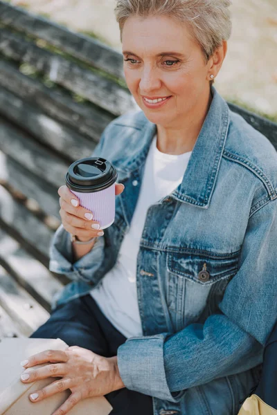コーヒーの紙コップを持っている女性 — ストック写真
