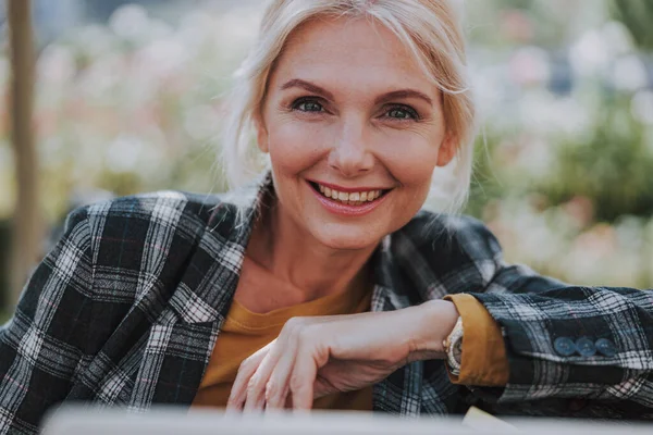 Blij zakenvrouw kijken in de voorkant van haar — Stockfoto