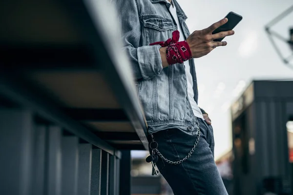 Elegante hombre con teléfono inteligente en la ciudad foto de stock — Foto de Stock