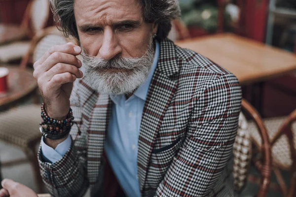 Homme sérieux touchant sa moustache photo de stock — Photo