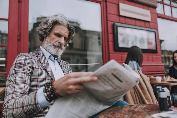 Hombre leyendo el periódico del domingo al aire libre en la terraza — Foto de Stock