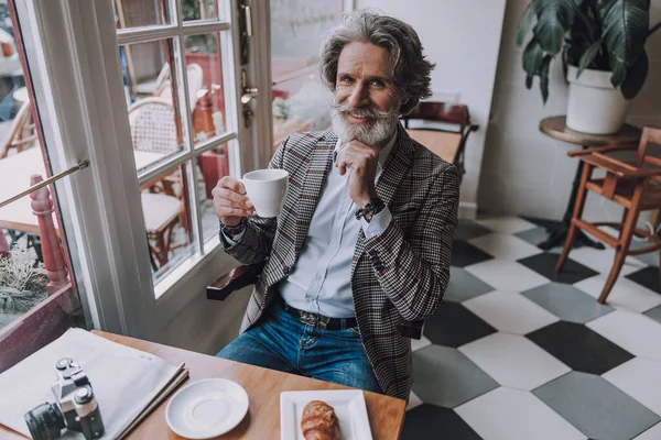 Hombre alegre con delicioso café foto de stock —  Fotos de Stock