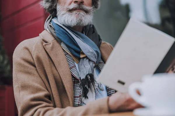 Бородатый мужчина сидит с книжным фото — стоковое фото