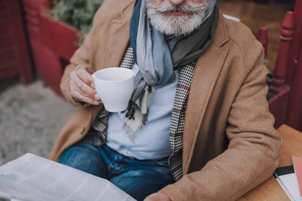 コートを着た男コーヒーストックフォト — ストック写真