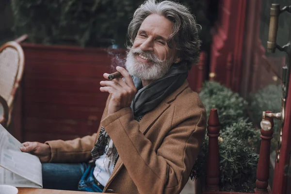 Hombre barbudo feliz fumar cigarro foto de stock — Foto de Stock