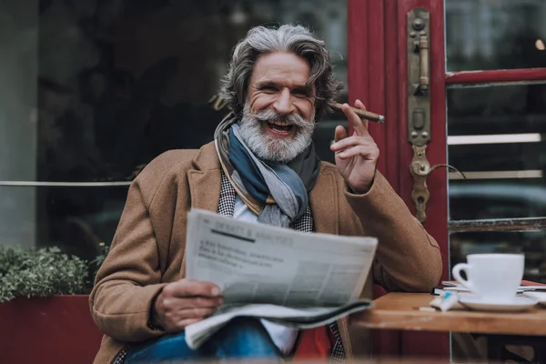 Rindo e fumando na foto stock dia frio — Fotografia de Stock