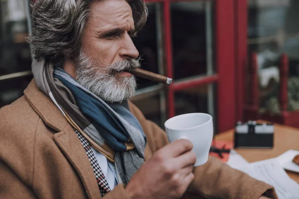 Attrayant homme mûr avec café et cigare photo de stock — Photo