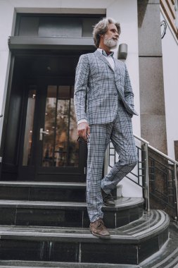 Restorandan çıkan şık bir adam.