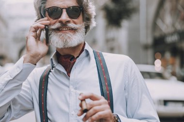 Açık hava fotoğraflarında sigara içip, konuşuyoruz.