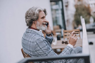 Telefonda konuşmaktan ve puro içmekten zevk alıyorum.