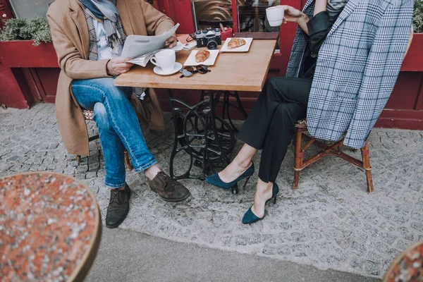 야외에서 점심 식사를 즐기고 있는 남녀 사진 — 스톡 사진