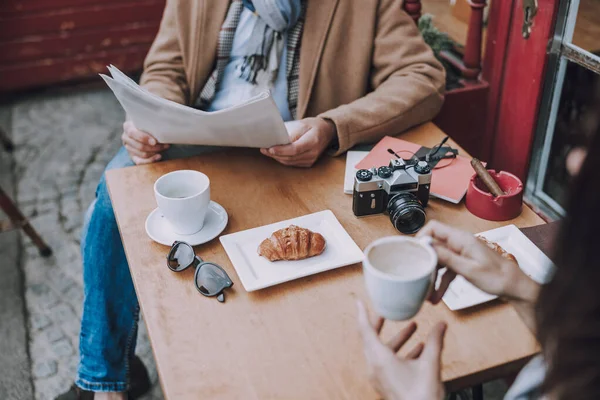 Kvinna med kaffe och man läser de senaste nyheterna stock foto — Stockfoto