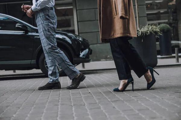 Elegante gente caminando por la calle stock foto — Foto de Stock