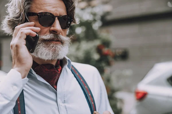 El hombre con estilo que tiene conversación telefónica seria foto de stock — Foto de Stock