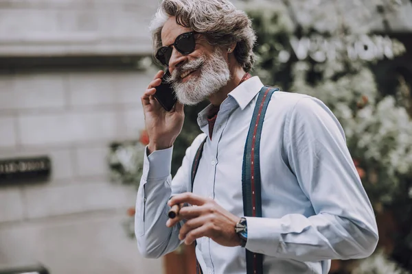 スタイリッシュなビジネスマンが電話のストックフォトで話す — ストック写真