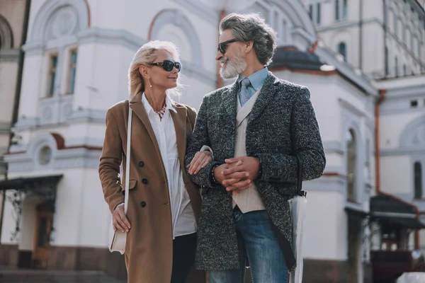 Glücklicher Mann und Frau gehen draußen spazieren — Stockfoto