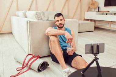 Sporcu beyefendi video aracılığıyla beden eğitimi hocasıyla konuşuyor.