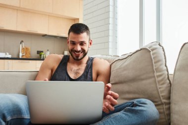 Evde defter kullanan neşeli sakallı beyefendi.