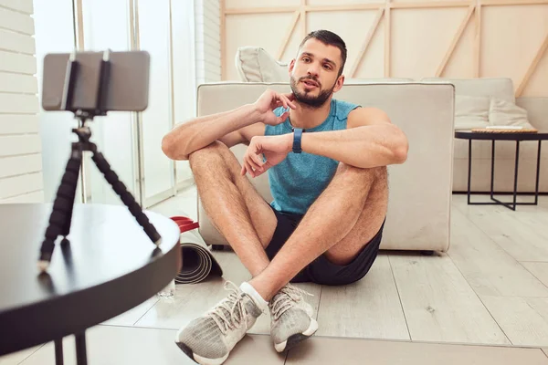 一位英俊的运动员在家里提供网上锻炼咨询 — 图库照片