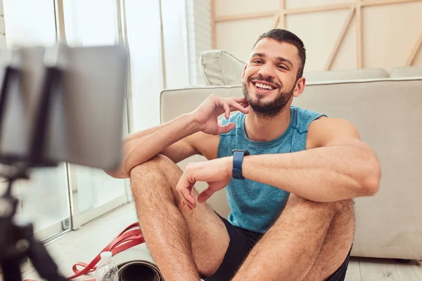 Smiling gym instructor giving online workout consultation from home — Stock Photo, Image