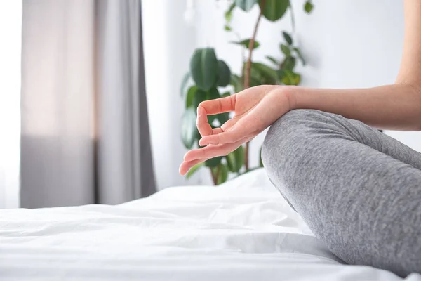 Female doing meditation in morning at home — Stock fotografie