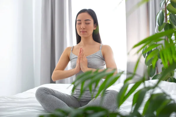 Happy woman meditating in solitude at home — Stockfoto