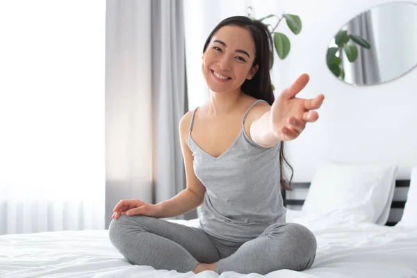 Jovem alegre desfrutando de manhã tranquila no quarto — Fotografia de Stock