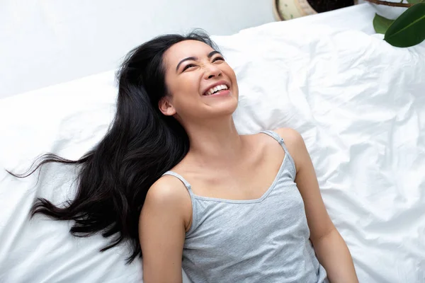 Vreugdevolle jonge vrouw brengt gelukkige ochtend thuis door — Stockfoto