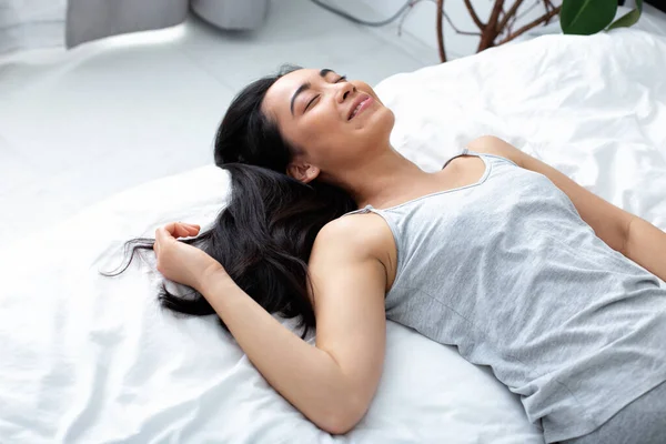 Mujer feliz disfrutando de la mañana perezosa en casa —  Fotos de Stock