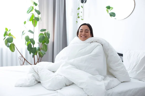 Feliz joven mujer disfrutando de la mañana perezosa en casa —  Fotos de Stock